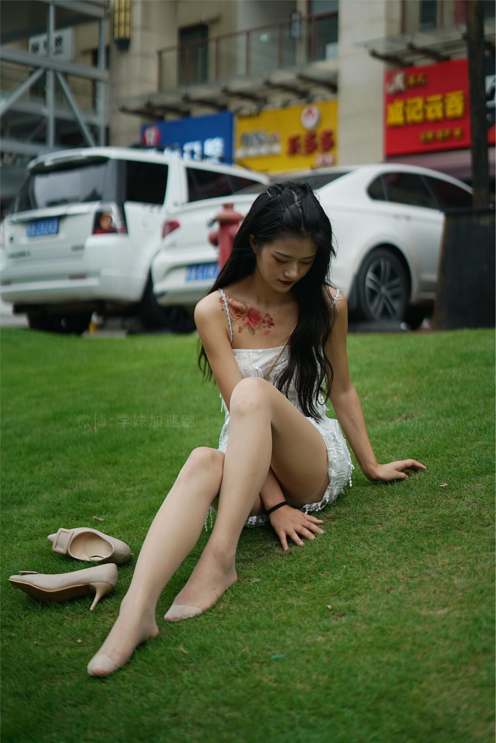 学妹加速跑 XM079《草地上的绿茶jio-鹿酱》